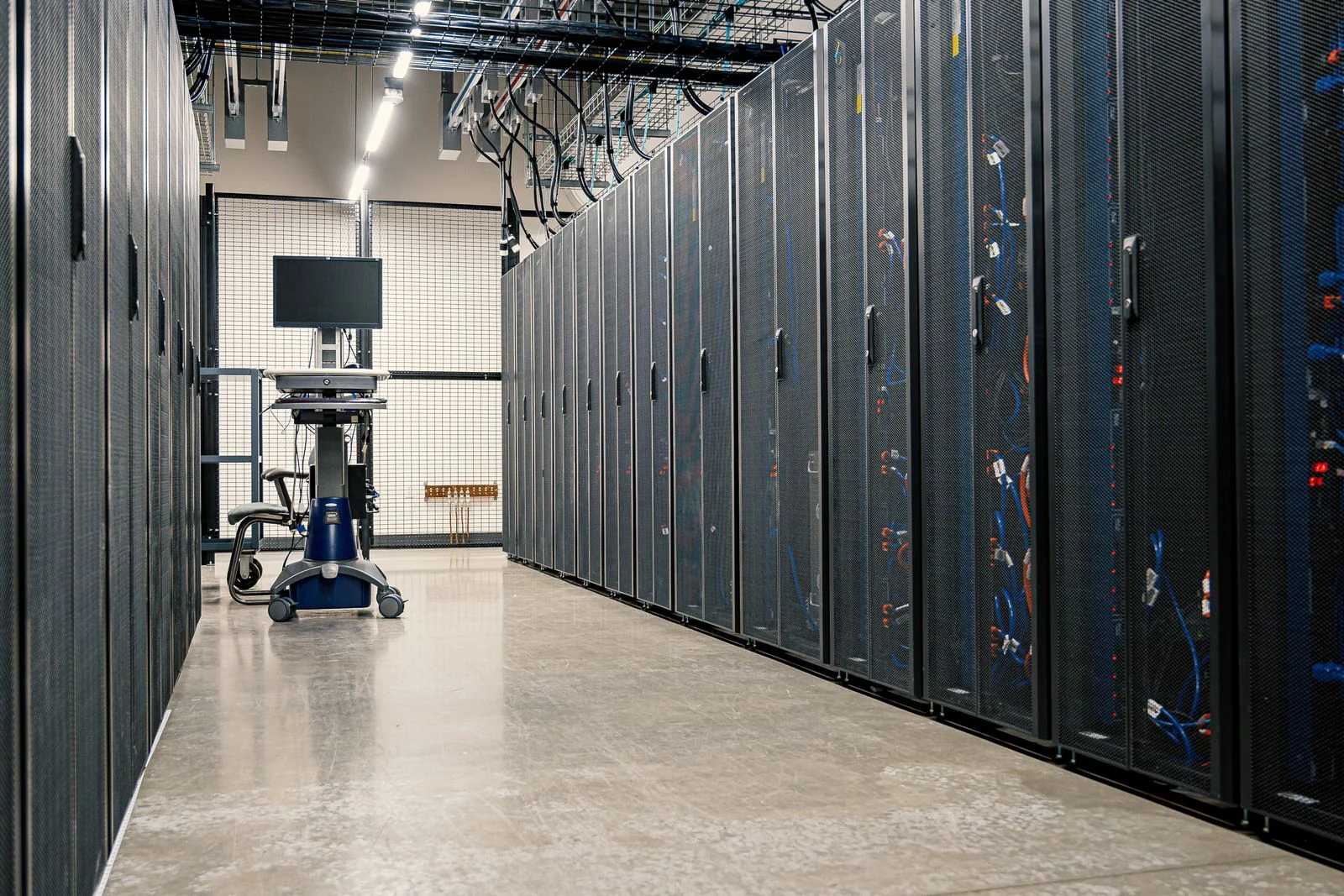 Racks e equipamentos em um ambiente de infraestrutura.